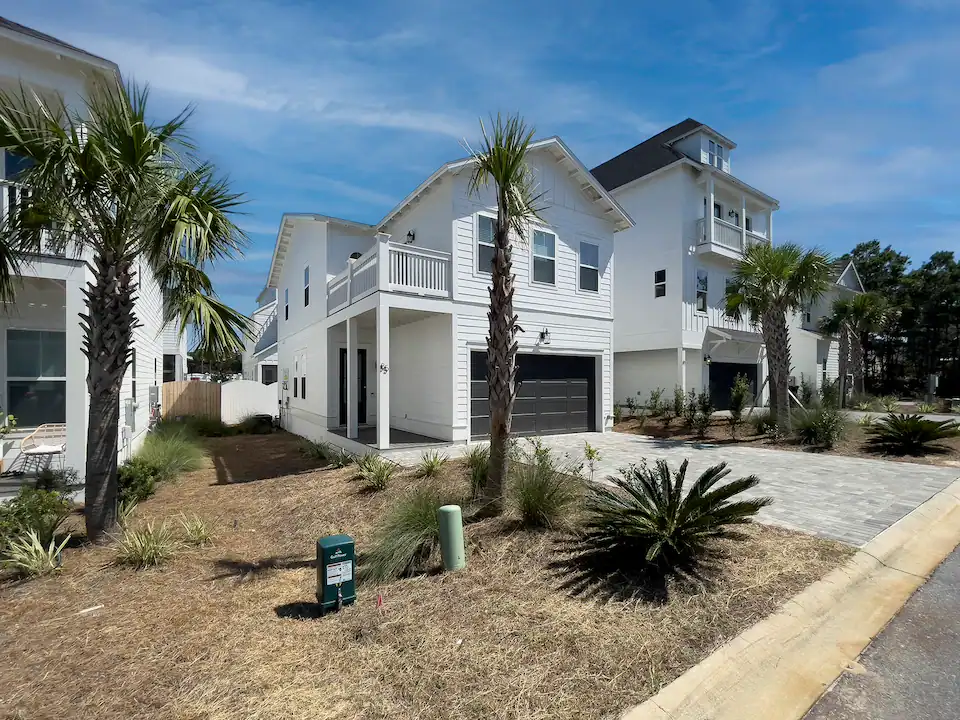 Pool Open!~Bikes~Grill & FirePit~Beach 1/2 Mi