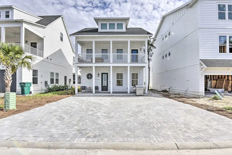 Pool Now Open!~Beach Access 1/2Mi~4Bikes~FirePit